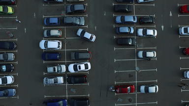 无人机镜头汽车停车拥挤的停车很多人走停车